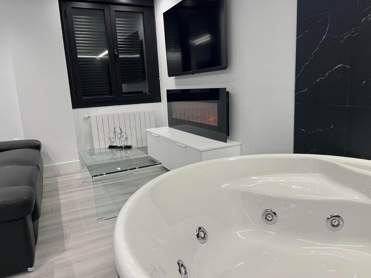 Black And White Suite "La Marinera" Castro Urdiales Exterior photo
