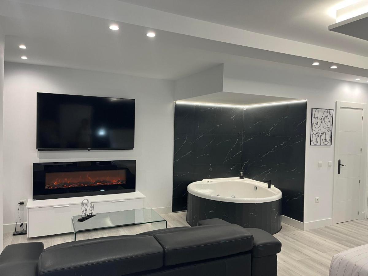 Black And White Suite "La Marinera" Castro Urdiales Exterior photo